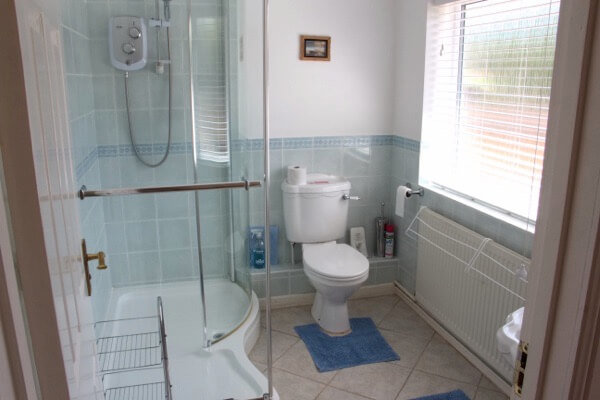 Long Acres holiday cottage bathroom